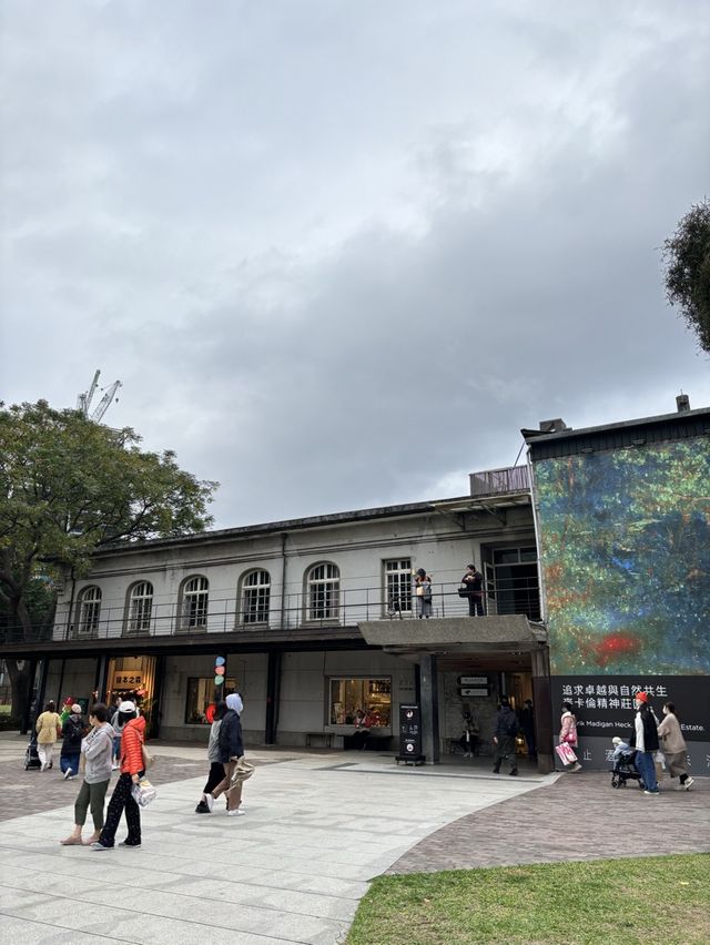 ชมงานศิลปะในวันชิว ๆ ที่ Huashan Creative Park