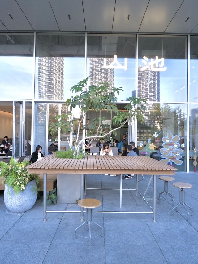深圳海邊咖啡店，環境棒但咖啡和食物敷衍了事 