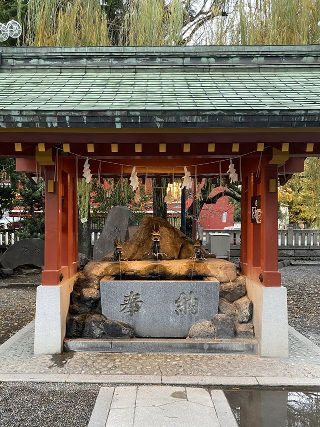 朱色の美しい浅草神社