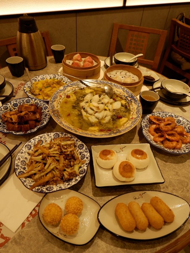 「屯門上海菜，蟹粉年糕和油爆蝦出色」