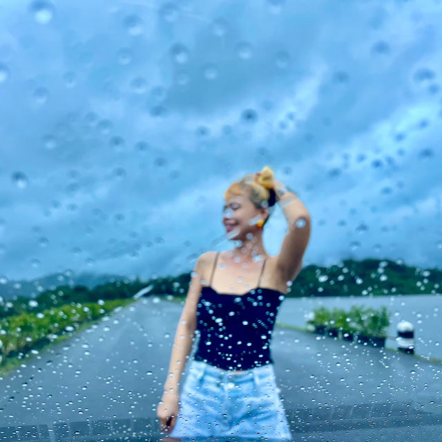 ฝนมาแล้ว บูทกับร่มพร้อมมมมค่ะ