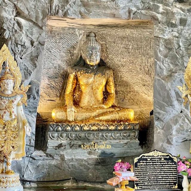 พระพุทธรูปแกะสลัก ณ วัดเขาทำเทียม