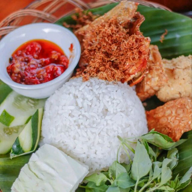 WARUNK BASTIAN | WITH A SEMI INDOOR AND OUTDOOR CONCEPT WITH A VIEW OF THE RICE FIELDS