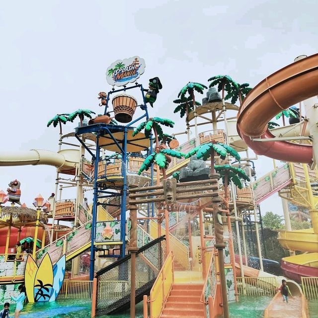 Splashy Splendid SplashMania Water Park
