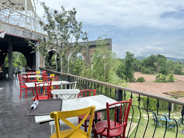 Cafe Laura Bar and Restaurant-หินกอง