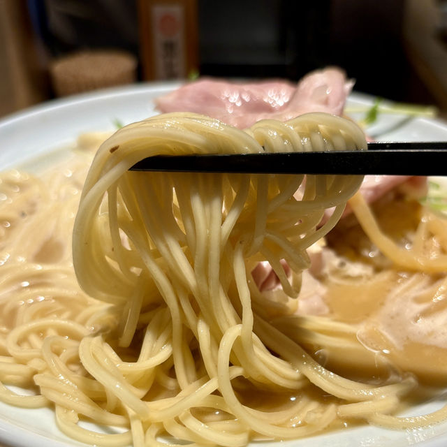 【大阪・十三】じっくり煮出した豚骨スープと水が決め手「創業麺類元年 1代目猿肉亭」