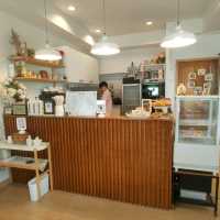 คาเฟ่เล็กๆ สไตล์โฮมมี่ ในหมู่บ้านเมืองทอง 1 