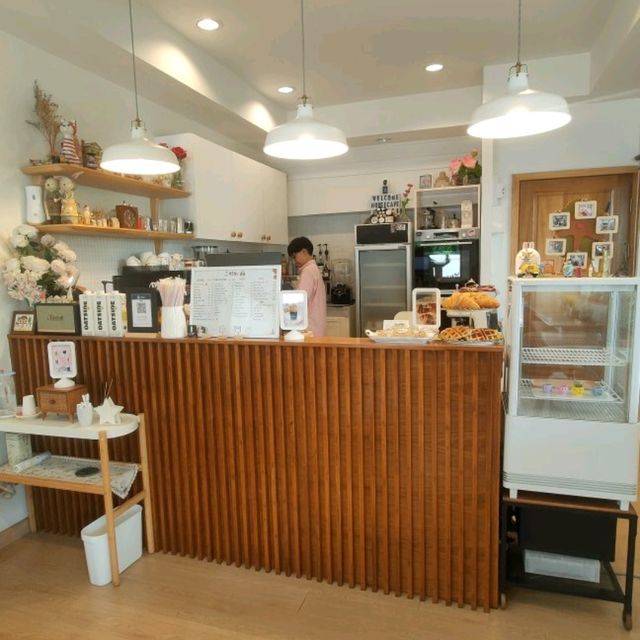 คาเฟ่เล็กๆ สไตล์โฮมมี่ ในหมู่บ้านเมืองทอง 1 