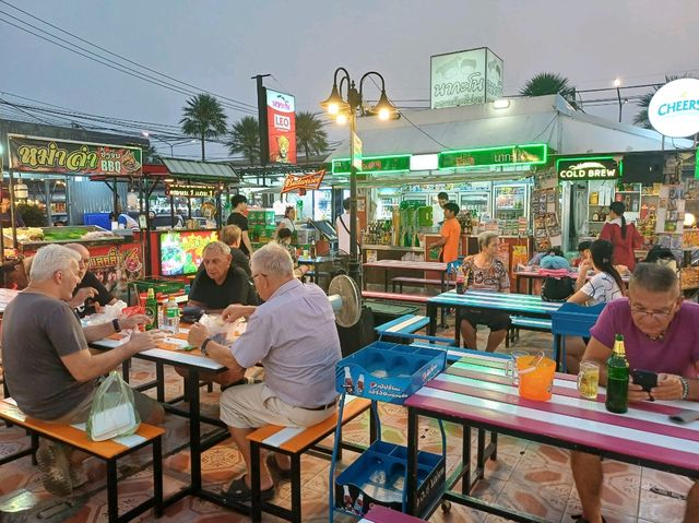 泰國烏隆他尼火車夜市，本地人優質夜市，變形金剛大模型可以打卡拍照📸，值得一去