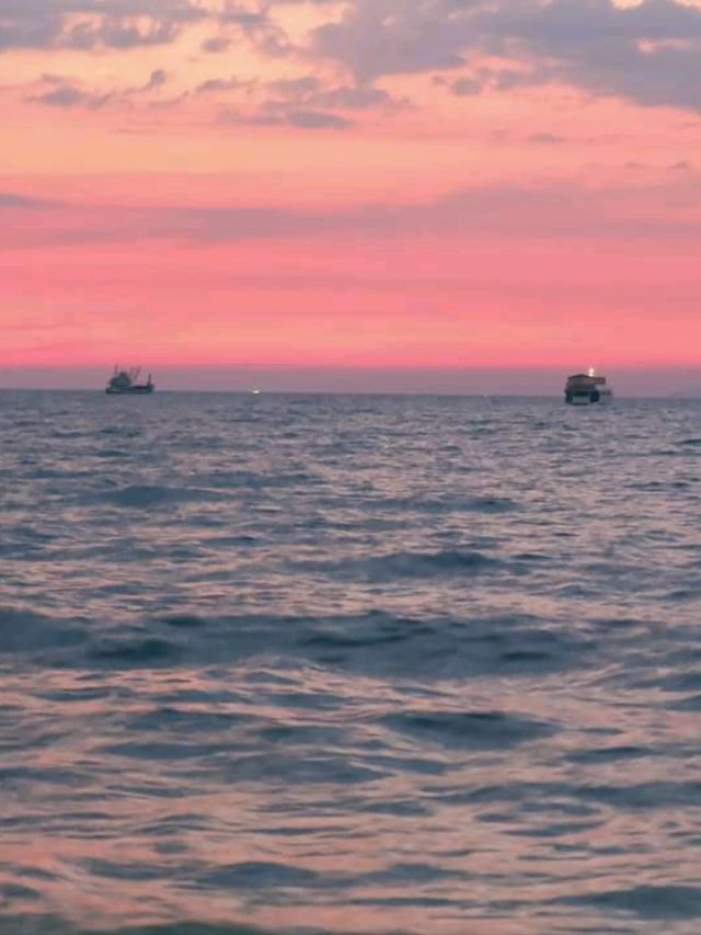 หาดบางเสร่ ชมพระอาทิตย์ตกสุดโรแมนติก 🥰
