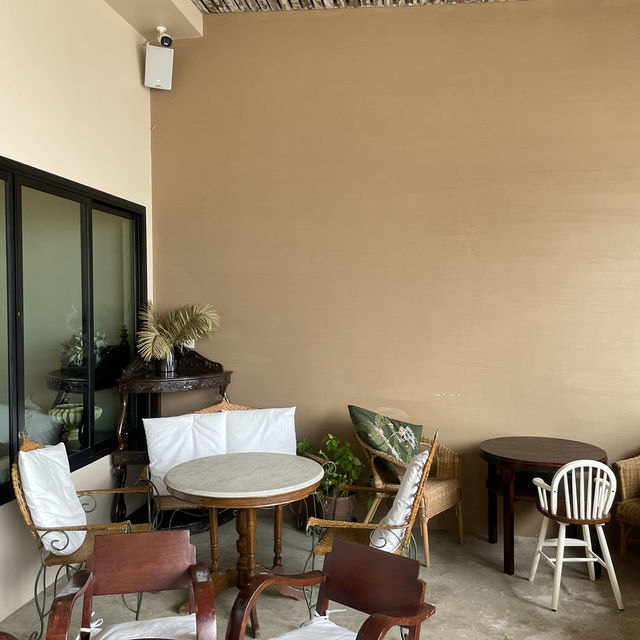 คาเฟ่ติดทะเล Khap Samut Cafe‘ & Eatery 