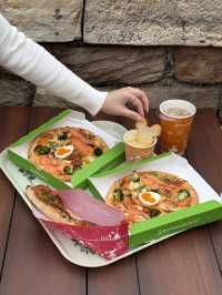 ミッキーの形のたまごが乗った可愛いピザ🍕知ってる？