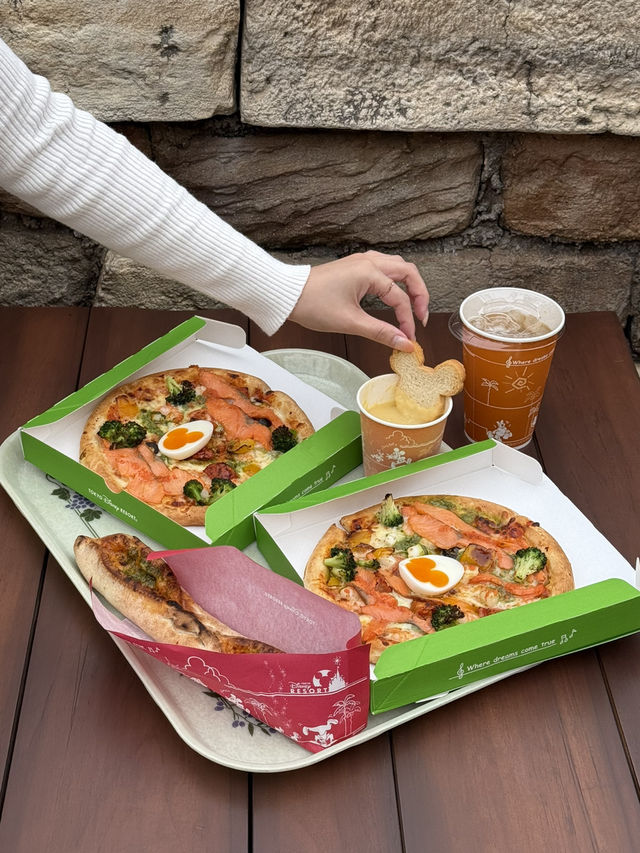 ミッキーの形のたまごが乗った可愛いピザ🍕知ってる？