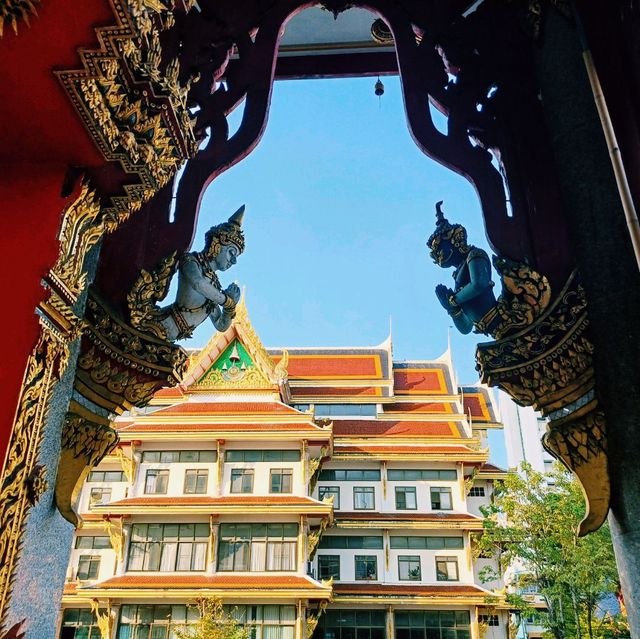 泰國曼谷市區歷史古跡皇家寺廟:Wat Sutthiwararam，精美絕倫的建築和雕像，適合打卡拍照📸好去處