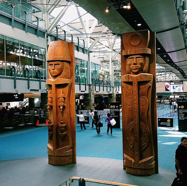 【カナダ×空港】シナモンロールとトーテムポールが魅力！