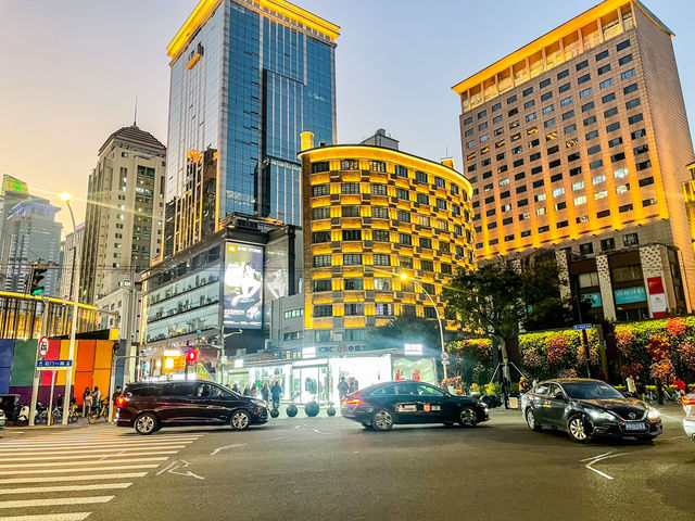南京西路의 밤거리...상하이 최대 스타벅스 인근..
