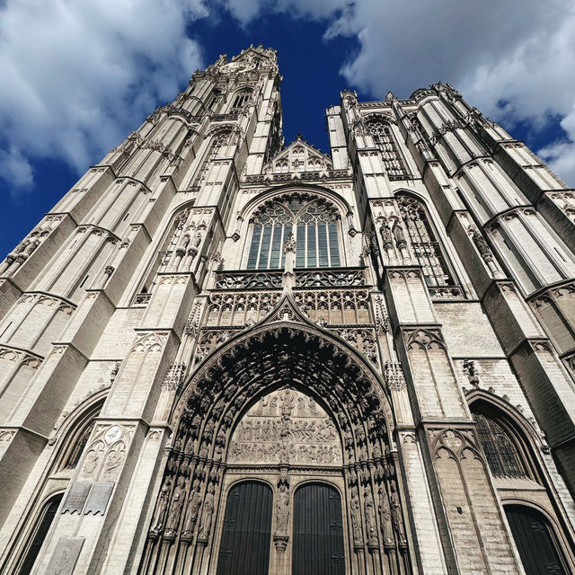 比利時🇧🇪｜超可愛的雕像出現在聖母主教堂前⛪️ 
