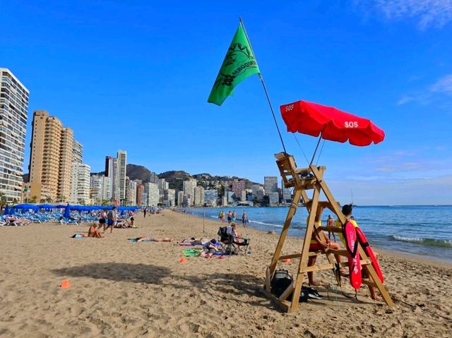非常熱鬧的海灘