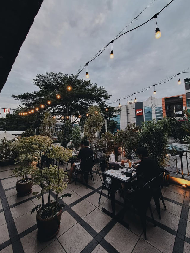 WALTIE’S ROOFTOP CAFE