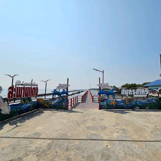 สะพานแดง จุดชมวิวปลาโลมา