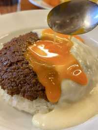 A Cozy Café with Delicious Curry – MOKUBAZA