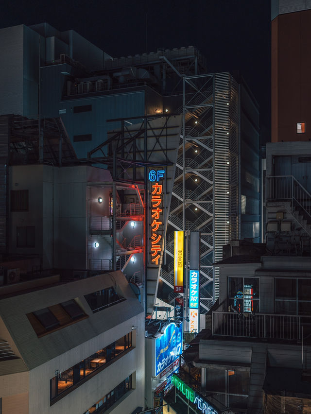 【新宿】新宿三丁目の飲み屋街：賑やかでディープな夜の街🍶✨