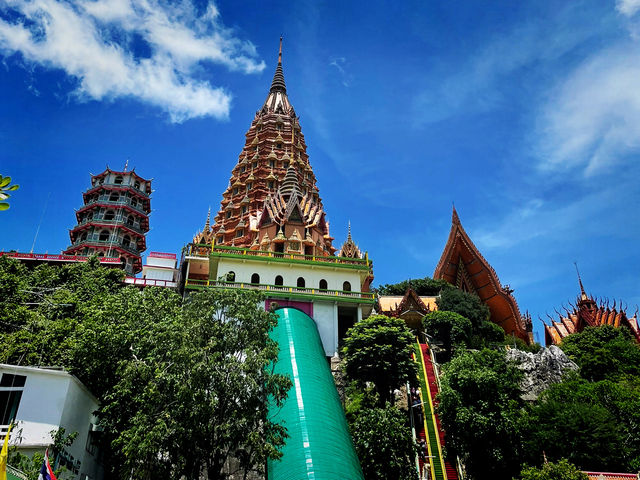 วัดถ้ำเสือที่จังหวัดกาญจนบุรี