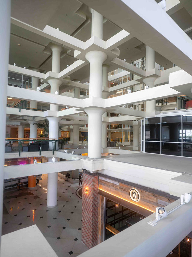 Queen’s Quay Terminal – トロント港湾エリアの歴史とモダンが融合した建築🏢🌊