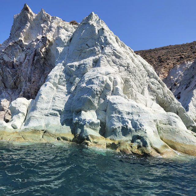 サントリーニ島（ギリシャ） – 青と白のコントラストが美しいエーゲ海の楽園
