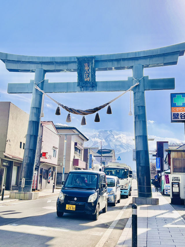 富士吉田本町商店街散步，金鳥居與富士山的完美合影