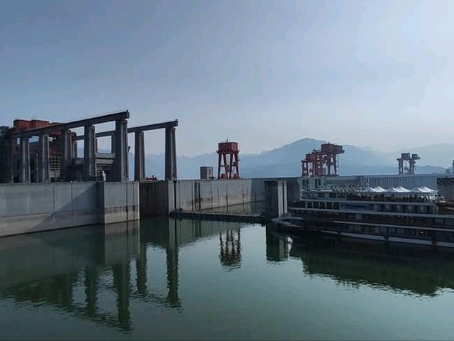 兩壩一峽遊船在葛洲壩體會一下水漲船高的感覺