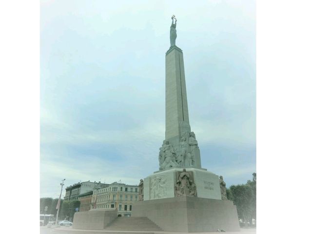 【ラトビア】市民の憩いの場⛲Bastejkalna Park