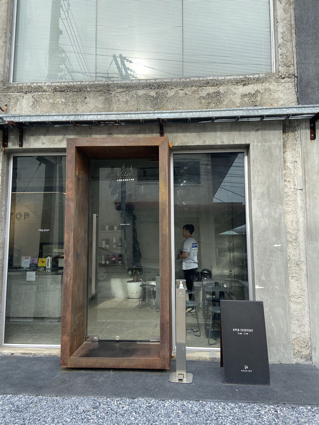Desktop cafe and Co-working Lopburi 