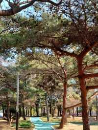 초록에 둘러싸여 걷는 예술 산책길
