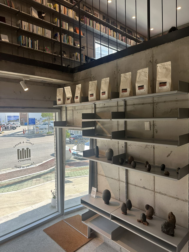 경남 고성의 감각적인 북카페 찾는다면 퍼슈어리! ☕️