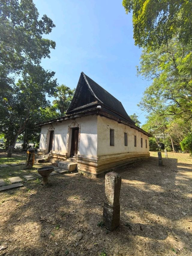 วัดโคกศรีษะเกษ: ชมจิตรกรรมฝาผนังบนเพดานในฤดูฝน