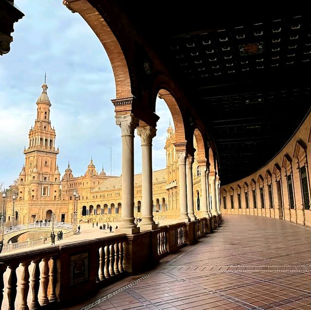 จตุรัสครึ่งวงกลม Plaza de España