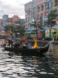 【Gondola Water Taxi】沿岸有瑰麗色彩之排屋可供欣賞！