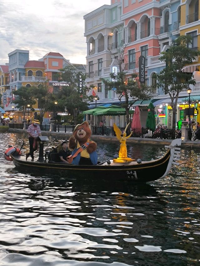 【Gondola Water Taxi】沿岸有瑰麗色彩之排屋可供欣賞！