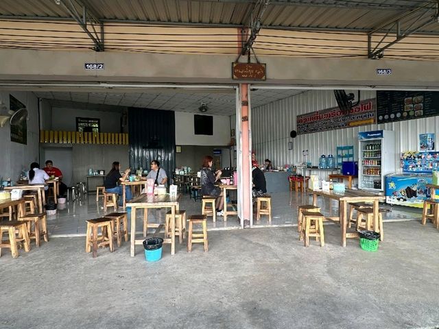 ร้นก๋วยเตี๋ยวเรือหม้อไฟแห่งป่าซาง จ.ลำพูน