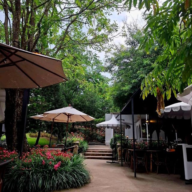 คาเฟ่กลางสวนกุหลาบ -  Fleur Cafe & Eatery