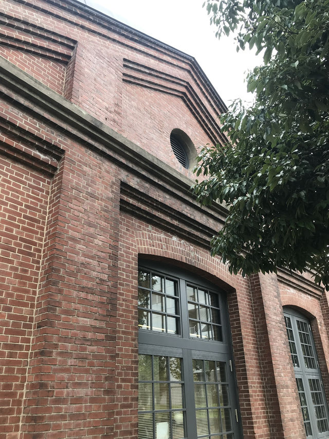 【東京都北区　レンガ造りの中央図書館で過ごす午後のひと時】