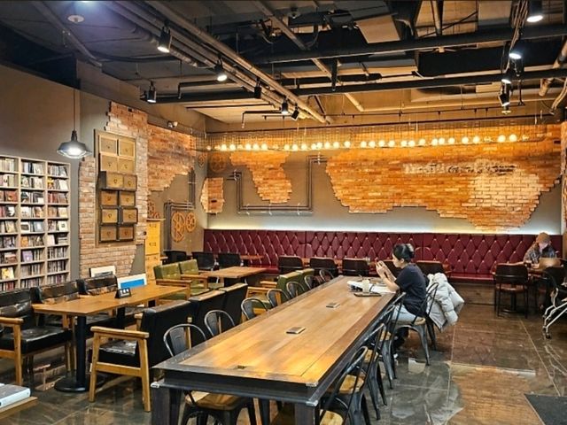 韓国/DMC★勉強や作業にピッタリ、カクテルメニューもある広々空間が魅力のカフェ！