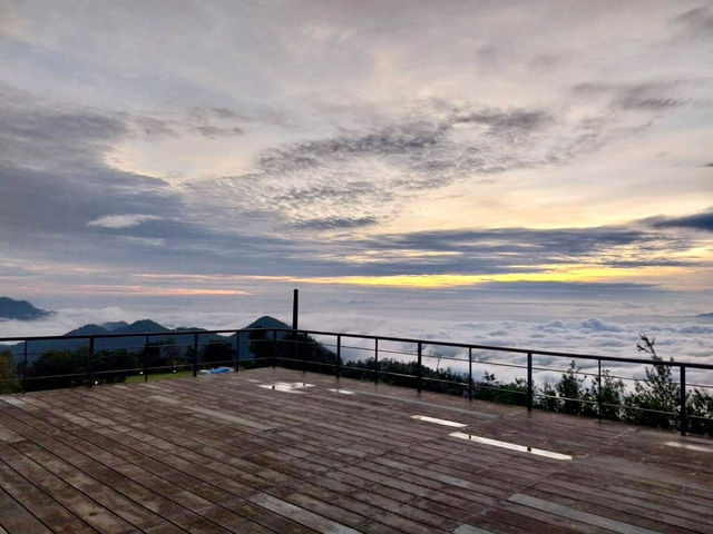 雲海の中で迎える朝、まるで夢の世界。🌄✨