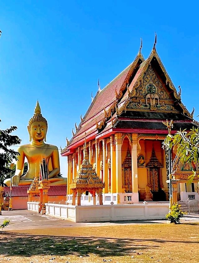 วัดเทวประสาท พระพุทธรูปปางประทานพรขนาดใหญ่