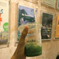 📚☕ หนัง(สือ) 2521 – คาเฟ่ที่ไม่ใช่แค่ร้านกาแฟ 
