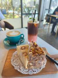 Where Sea Breeze Meets Coffee Beans – A Chill Spot by the Water