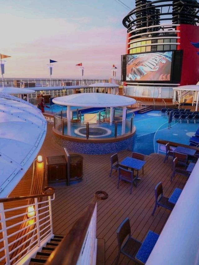 Singapore:🚢✨ Ovation of the Seas – Luxury Meets Adventure at Sea! 🌊🌏