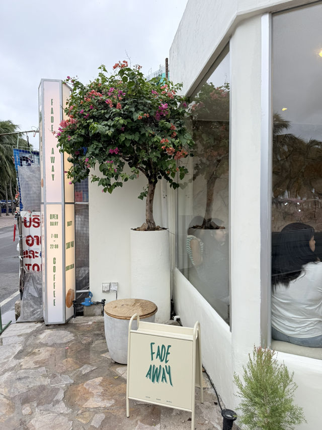 Fade Away คาเฟ่ ริมทะเลบางแสน