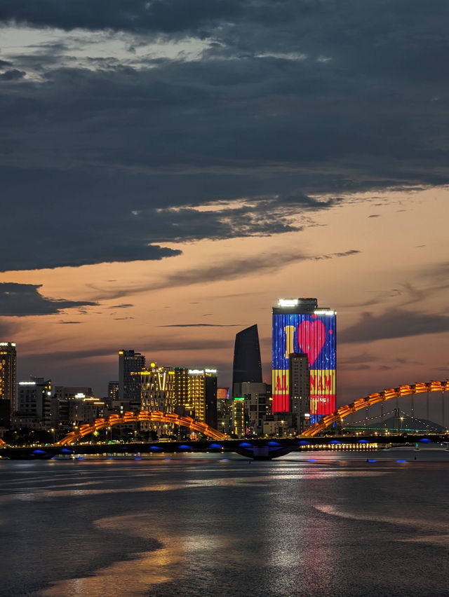 🇻🇳 Da Nang: The City That Lives Between Mountains and the Sea ⛰